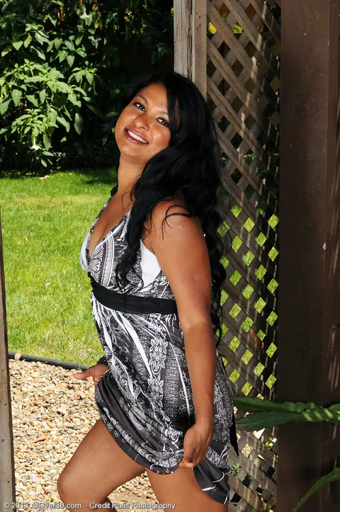 Skky: Thick Latina MILF with Big Tits Spreads Her Legs Outdoors – photo 2 of 16