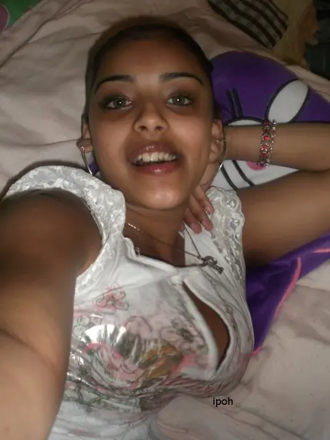 Indian Babe Pulls Down Her Jeans and Flashes Her Big Tits – photo 10 of 10