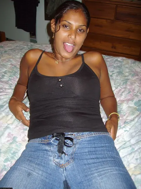 Indian Babe Pulls Down Her Jeans and Flashes Her Big Tits – photo 3 of 10