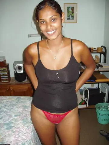 Indian Babe Pulls Down Her Jeans and Flashes Her Big Tits