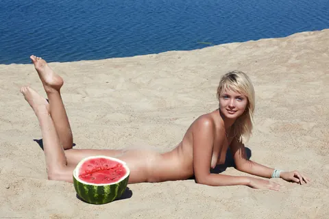 Mature Blonde Woman Spreads Her Shaved Pussy on the Beach – photo 9 of 20
