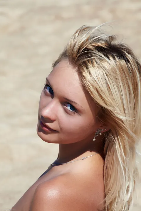 Mature Blonde Woman Spreads Her Shaved Pussy on the Beach – photo 15 of 20