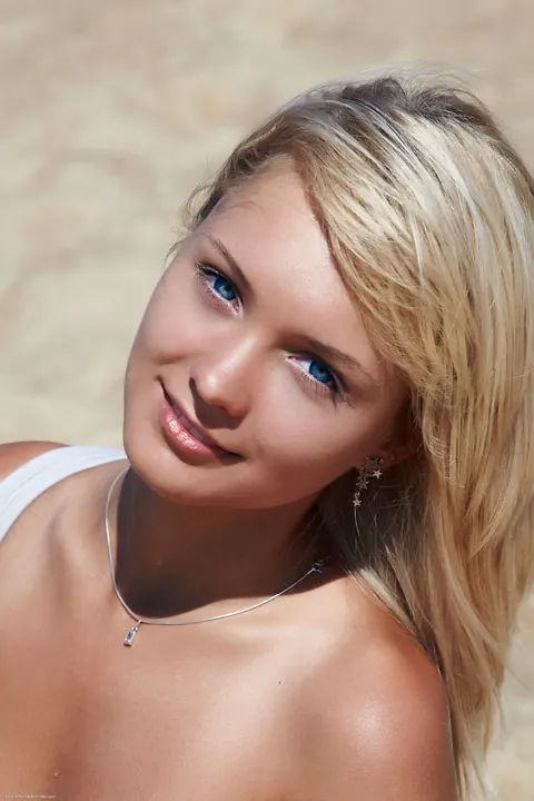 Mature Blonde Woman Spreads Her Shaved Pussy on the Beach – photo 4 of 20