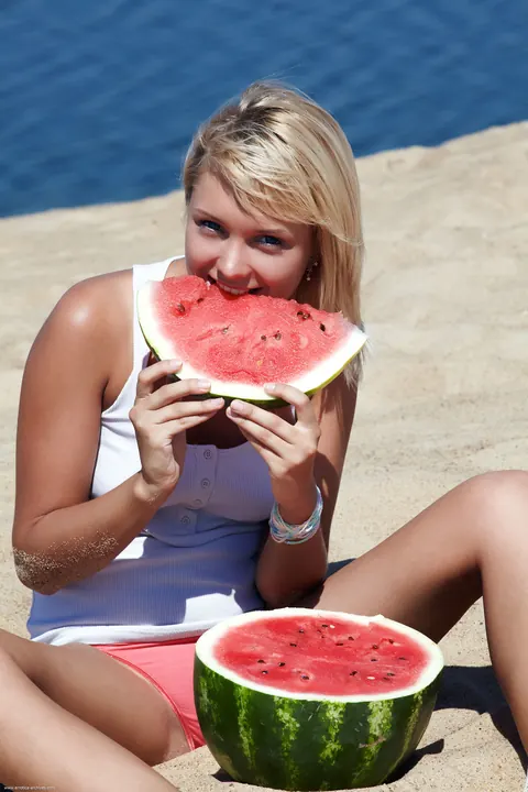 Mature Blonde Woman Spreads Her Shaved Pussy on the Beach – photo 1 of 20