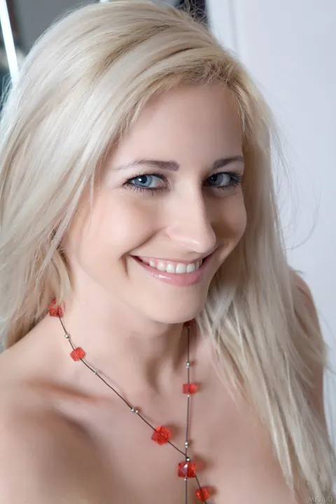 Janelle B: Hairy Blonde Undresses and Spreads Her Pussy Wide – photo 12 of 16