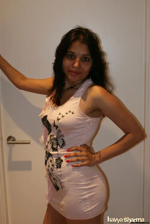 Kavya Sharma: Busty Indian MILF Shows Off Her Short Dress – photo 11 of 12