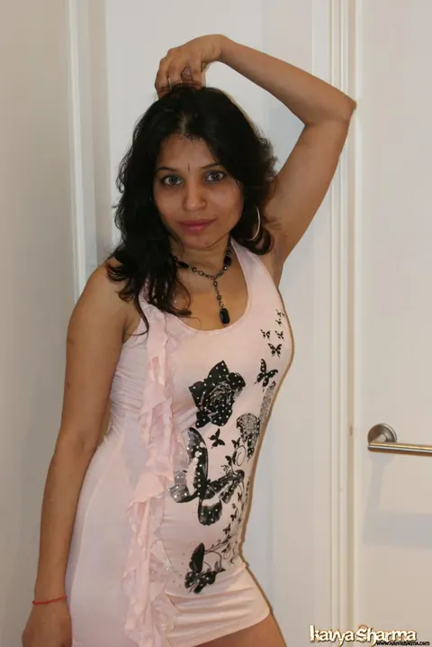 Kavya Sharma: Busty Indian MILF Shows Off Her Short Dress – photo 12 of 12