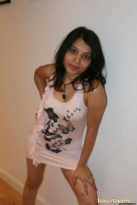 Kavya Sharma: Busty Indian MILF Shows Off Her Short Dress – photo 4 of 12