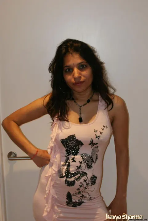 Kavya Sharma: Busty Indian MILF Shows Off Her Short Dress – photo 7 of 12