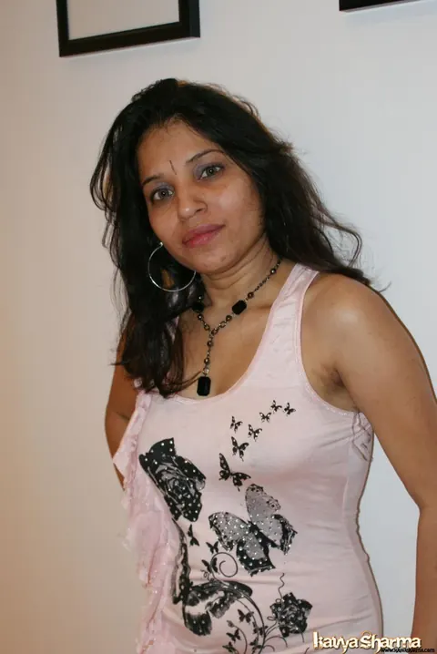 Kavya Sharma: Busty Indian MILF Shows Off Her Short Dress – photo 6 of 12