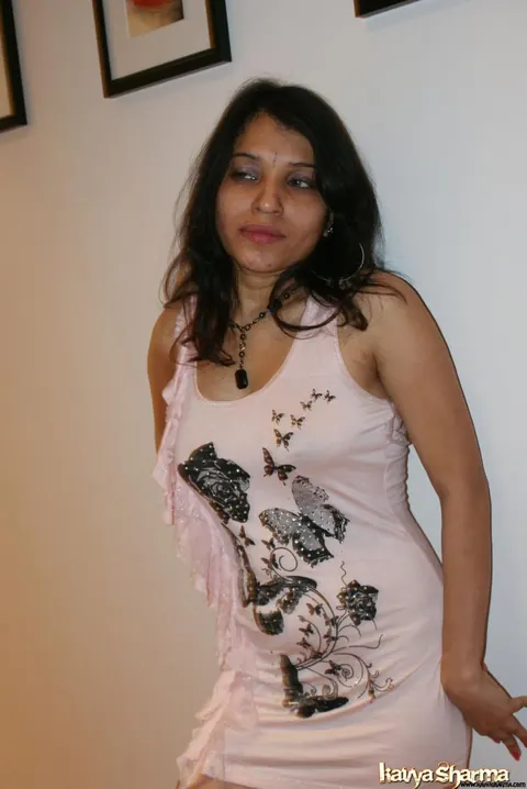 Kavya Sharma: Busty Indian MILF Shows Off Her Short Dress – photo 5 of 12