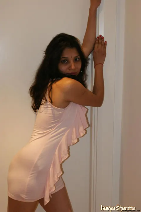 Kavya Sharma: Busty Indian MILF Shows Off Her Short Dress – photo 8 of 12
