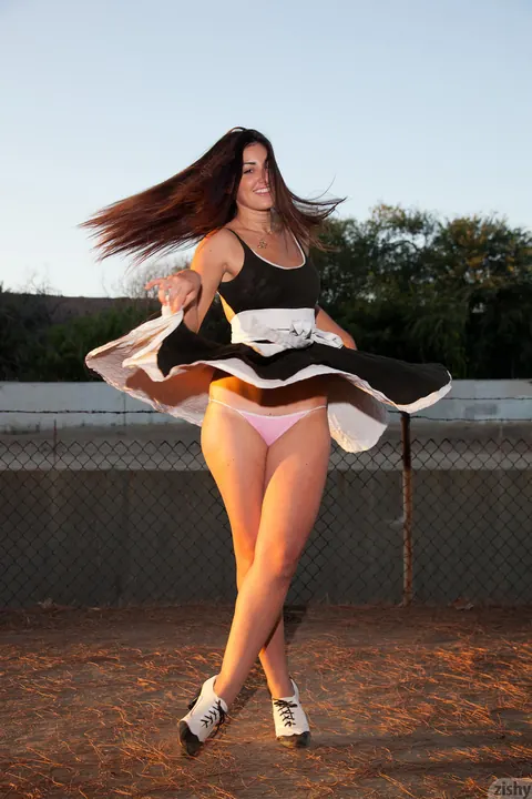 Tall Brunette Lifts Her Skirt and Flashes in Heels Outdoors – photo 6 of 11