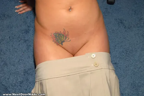 Nikki Sims: Thick Brunette MILF Pulls Panties Aside in a Skirt and Heels – photo 3 of 12