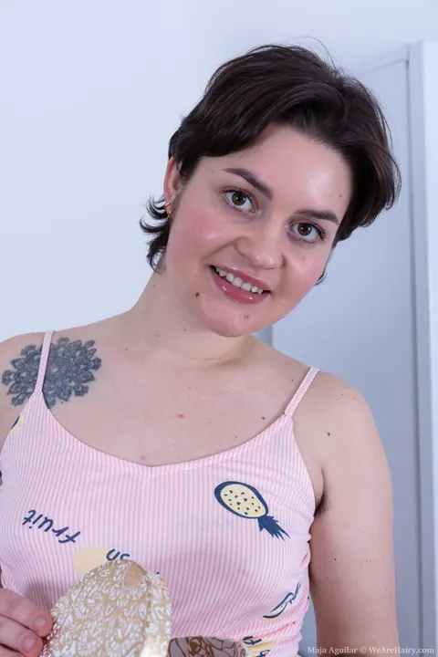 Maja Aguilar: Short-Haired Brunette Strips to Show Her Hairy Pussy and Ass – photo 1 of 21