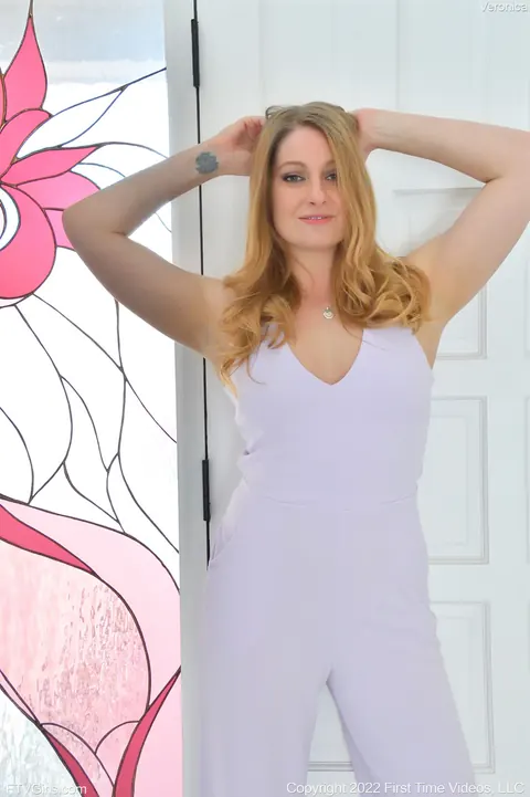 Veronica Weston: Busty Blonde Masturbates Her Shaved Pussy with a Dildo – photo 2 of 20