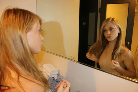 Hannah Hays: Skinny Blonde Shows Her Shaved Pussy on the Toilet – photo 10 of 14