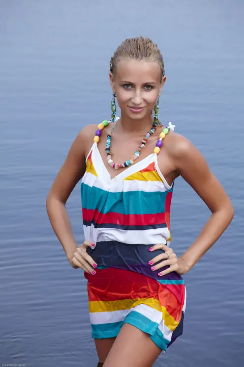 Skinny Woman Spreads Her Legs on the Beach – photo 2 of 21