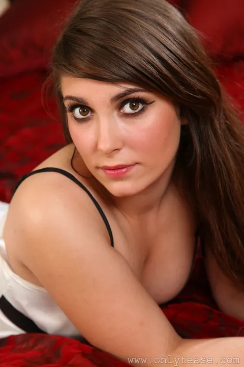 Thick Brunette in Stockings Pulls Aside Her Panties – photo 4 of 21
