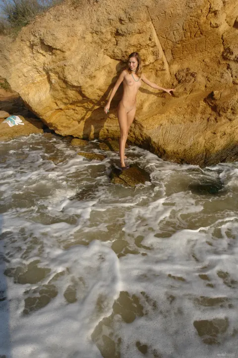 Slim Blonde MILF Strips Off Her Bikini on the Beach – photo 11 of 21