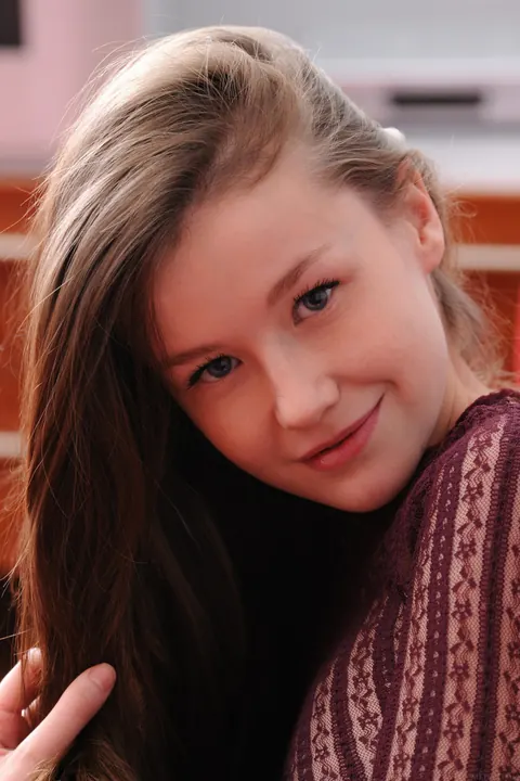 Emily Bloom: Ukrainian Babe Strips Out of Her Stockings – photo 4 of 20
