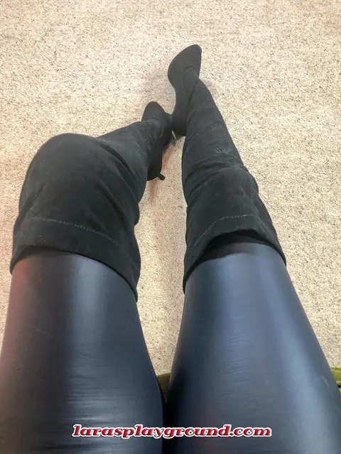 Lara Latex: Tall British MILF in Stockings Fingers Her Shaved Pussy – photo 6 of 20