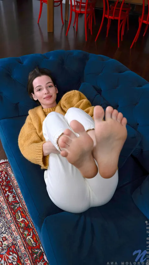 Amy Moloko: Short-Haired Brunette Opens Her Legs to Reveal Her Shaved Pussy – photo 2 of 21