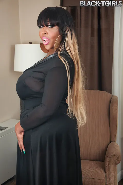 Ebony Trans Woman Rolls Shoulders and Displays Naked Form – photo 2 of 16