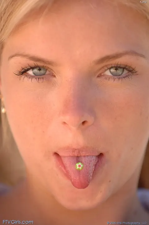 Alison Angel: Tall Blonde with Big Tits Spreads Her Pussy Outdoors in a Skirt – photo 12 of 20