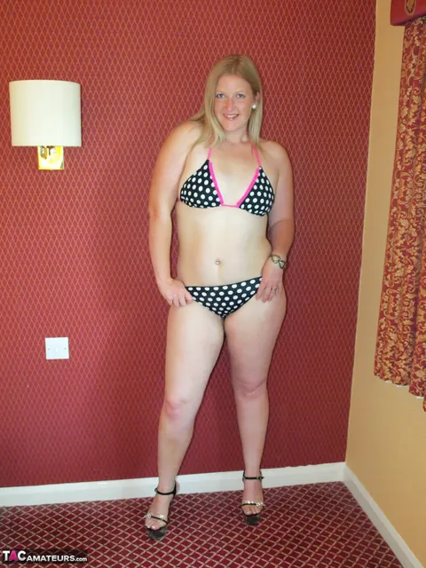 Curvy MILF Strips Out of Her Bikini and Poses in Heels – photo 3 of 16