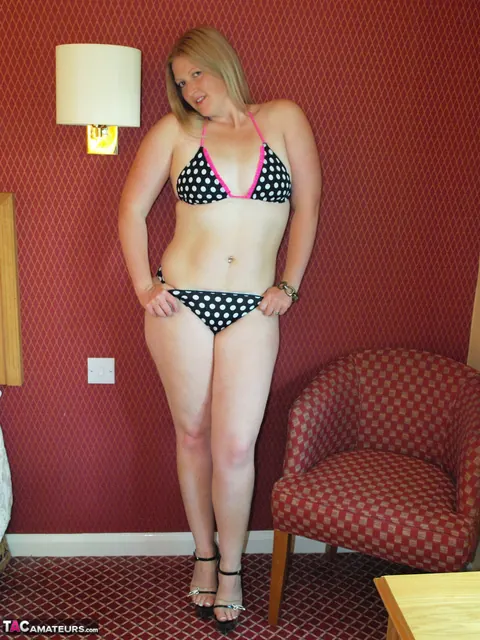 Curvy MILF Strips Out of Her Bikini and Poses in Heels – photo 1 of 16
