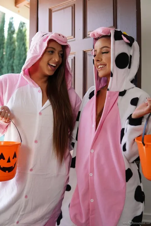 Vanna Bardot: Busty Slim Brunette Shares Cock in Halloween Threesome – photo 11 of 21