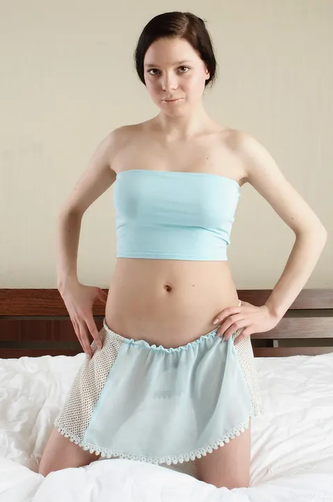 Kelly K: Woman Shows Her Shaved Pussy and Bares Her Feet – photo 1 of 21