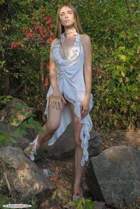 Petite Latina MILF Poses Nude in Glamour Shots – photo 1 of 21