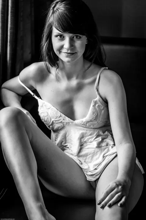 Skinny Woman Spreads Her Pussy Wide – photo 15 of 21