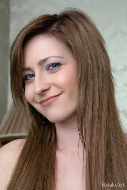European Woman Spreads Her Trimmed Pussy – photo 1 of 16