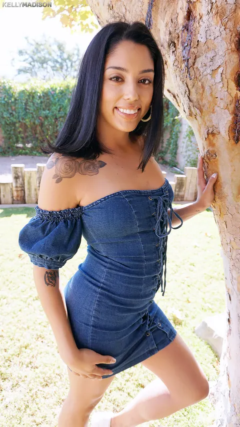 Vanessa Sky: Latina MILF Strips Out of Her Skirt Outdoors – photo 4 of 16