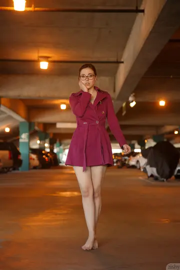 Elizabeth Marxs – Redhead with Glasses Flashes Her Natural Tits Outdoors