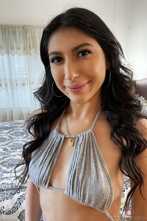 Penelope Woods: Thick Latina Brunette Strips and Spreads Her Pussy – photo 1 of 21