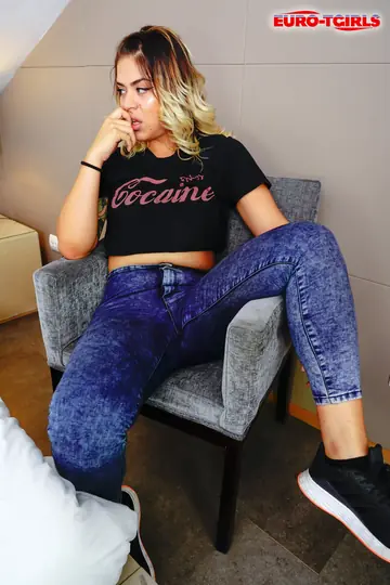 Curvy European Trans Woman in Jeans Takes Anal