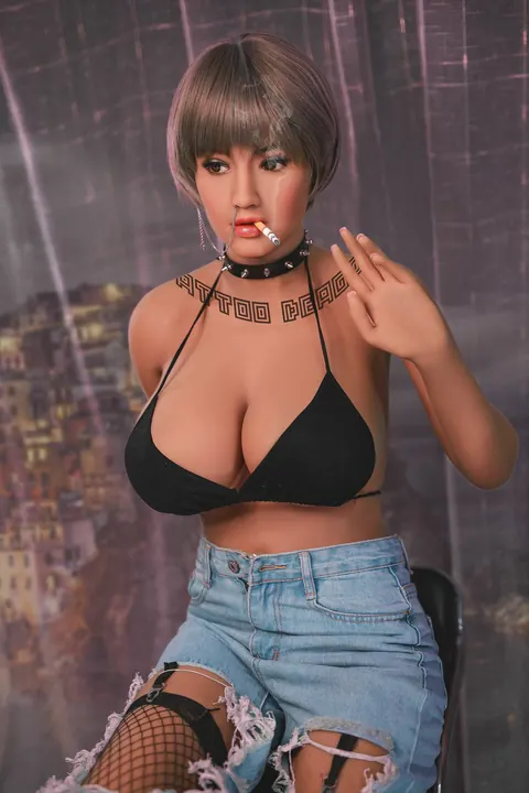 Busty Woman Undresses and Poses – photo 6 of 21