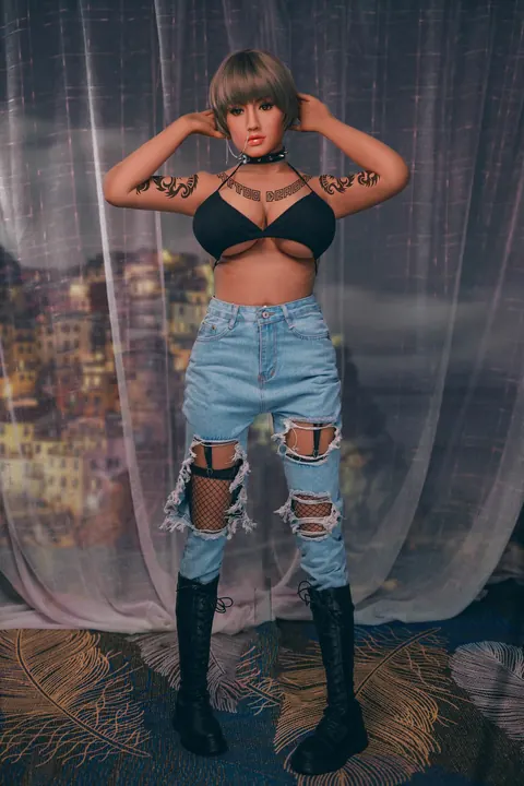 Busty Woman Undresses and Poses – photo 19 of 21