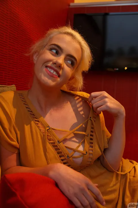 Peach Kennedy: Blonde Arches Back and Cups Her Big Natural Tits – photo 5 of 13