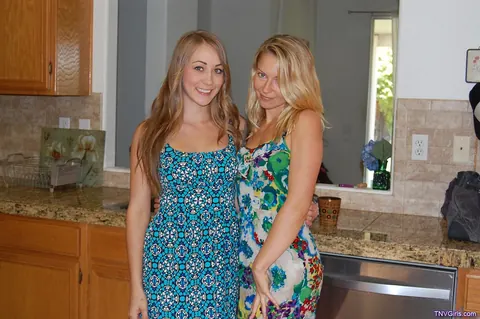 Lena Nicole: Tall Blonde and Her Partner Kiss While Naked – photo 9 of 21