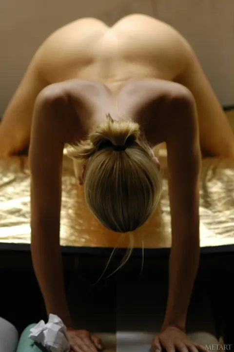 Slim Blonde Poses Naked and Spreads Her Legs Wide – photo 15 of 21