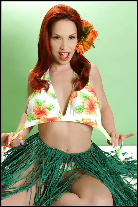 Bianca Beauchamp: Redhead Flaunts Her Big Enhanced Tits in a Bikini – photo 8 of 16