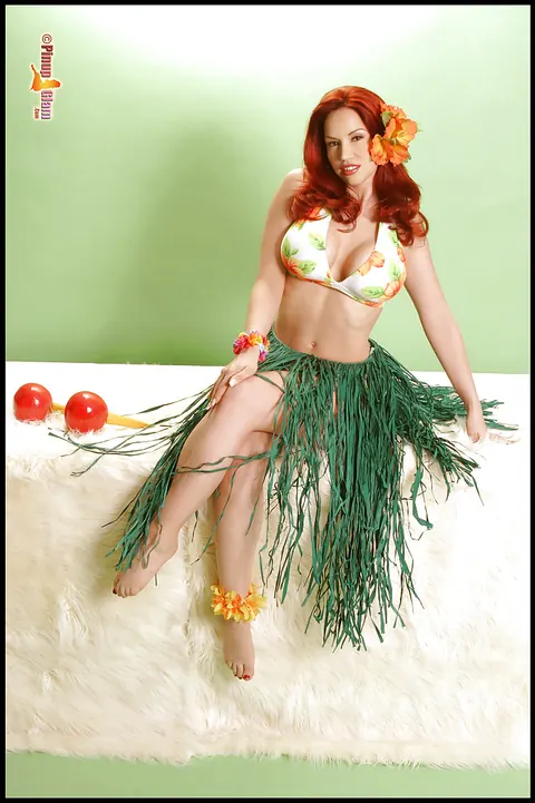 Bianca Beauchamp: Redhead Flaunts Her Big Enhanced Tits in a Bikini – photo 4 of 16