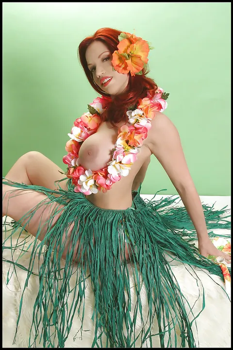 Bianca Beauchamp: Redhead Flaunts Her Big Enhanced Tits in a Bikini – photo 9 of 16