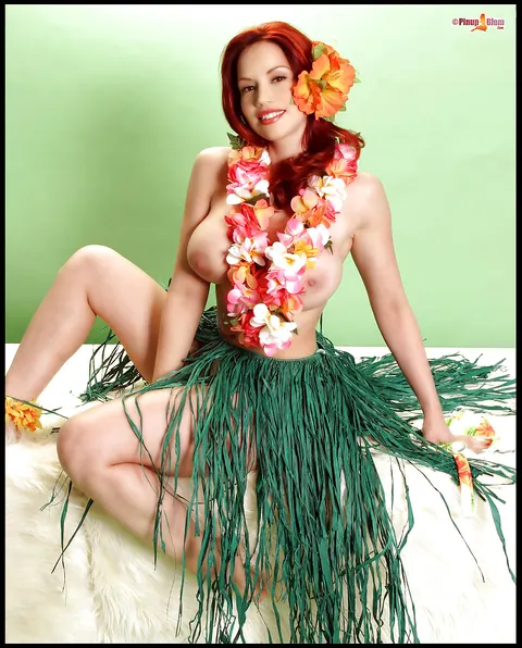 Bianca Beauchamp: Redhead Flaunts Her Big Enhanced Tits in a Bikini – photo 12 of 16