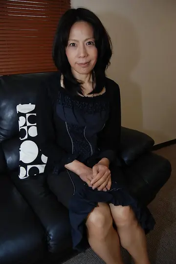 Asian MILF Undresses Pantyhose and Spreads Her Hairy Pussy